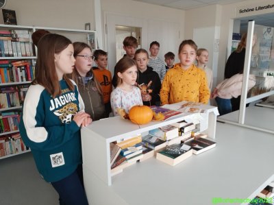 Klasse 6a_Bibliothek_22_06.jpg